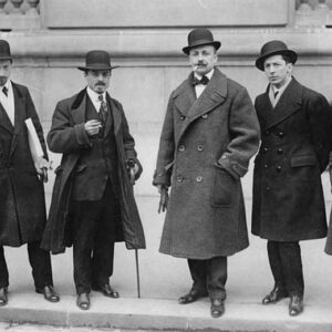 Los futuristas italianos Luigi Russolo, Carlo Carrà, Filippo Tommaso Marinetti, Umberto Boccioni y Gino Severini en frente de Le Figaro, en París, el 9 de febrero de 1912.