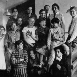 Algunas mujeres de la Bauhaus: arquitectas, diseñadoras, ceramistas. Entre ellas se encuentran Eileen Gray, Mariane Brandt, Gunta Stolzl, Anni Albers y Charlote Perriand